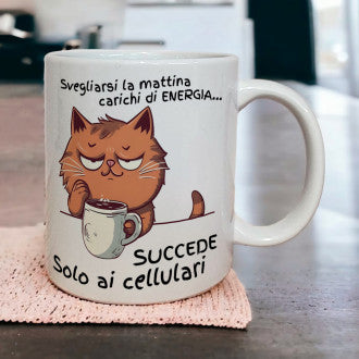 Tazza con la scritta “Svegliarsi la mattina carichi di energia… succede solo ai cellulari” in ceramica